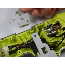 RYOBI P422 Замена пружины безопасного триггера